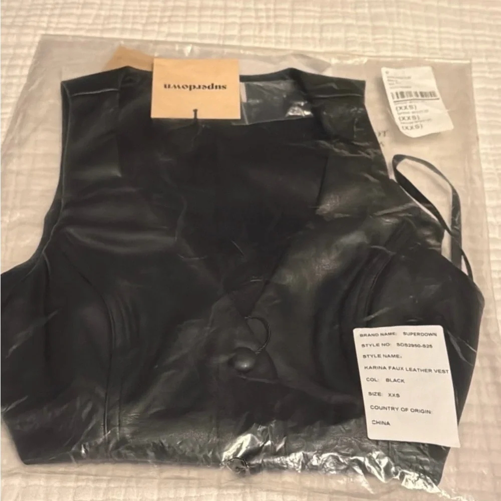 Superdown Karina Faux Leather Vest and Melania micro short - Picture 8 of 13